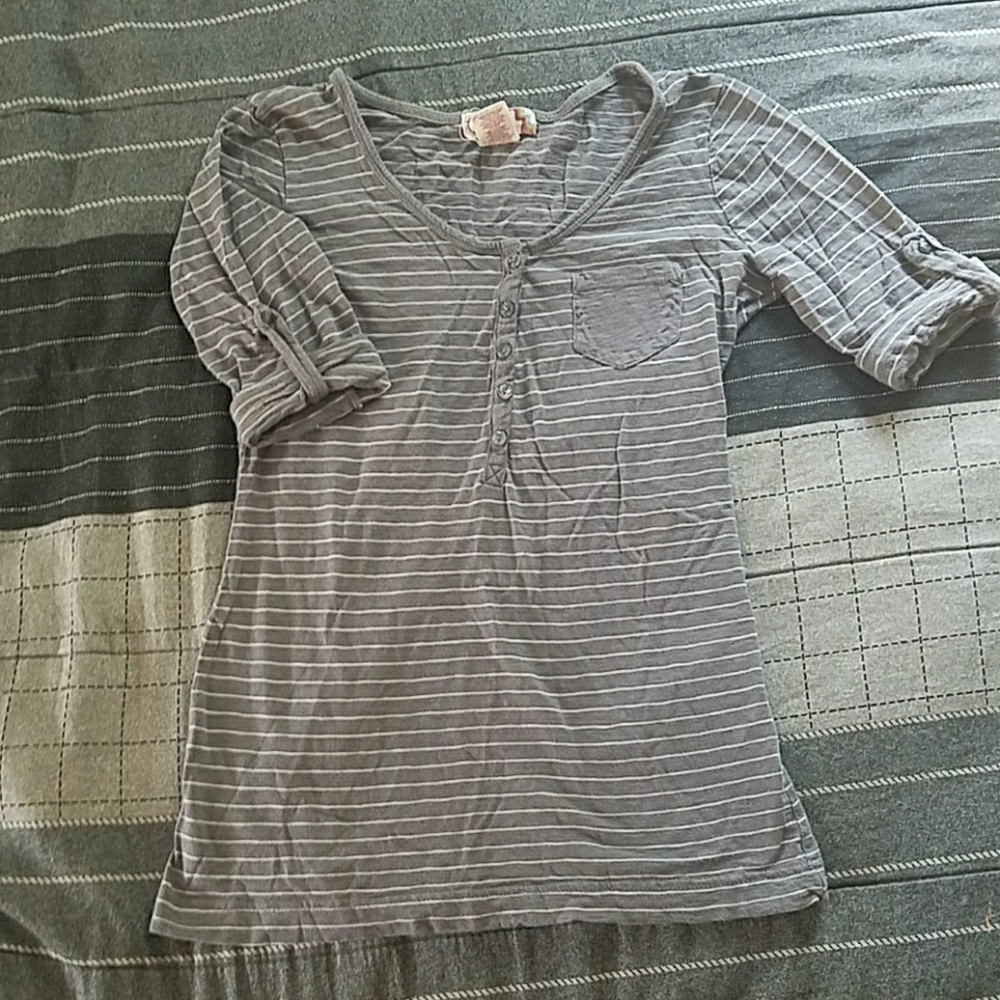 Grey quarter sleeve shirt